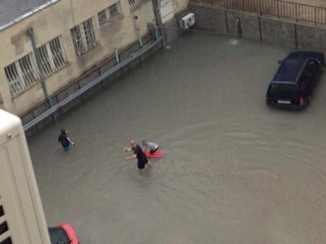 Потоп във Варна, Мишо Шамара си играе навън