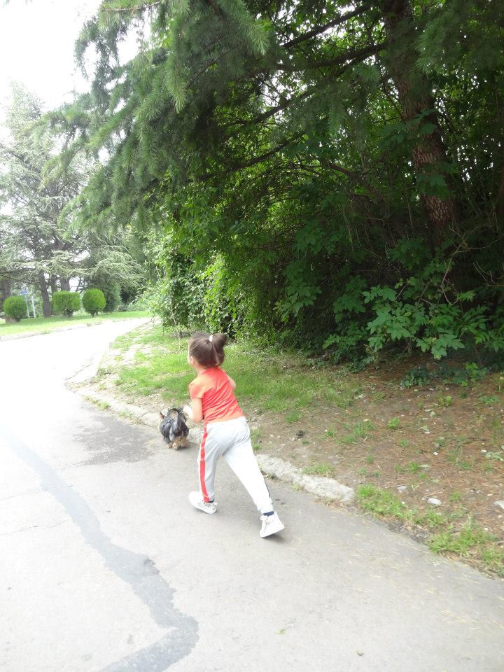 Малката Марая тича след кученцето си