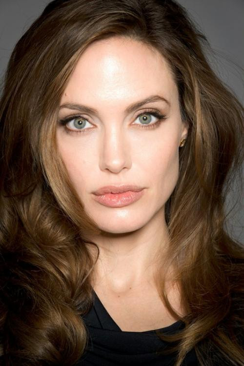 Аджелина Джоли отново успя да провокира феновете си