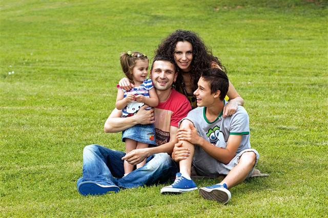Нели Атанасова със семейството си и сина си от Иво Карамански