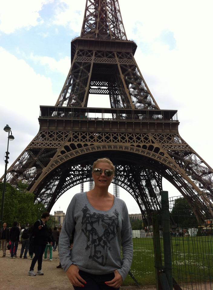 Венета Райкова се забавлява край Айфеловата кула