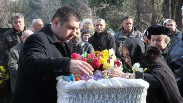 Синът на Гого (вляво) по време на погребението на баща си