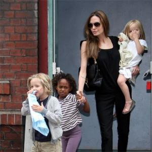 Джоли пътува навсякъде по света с децата си