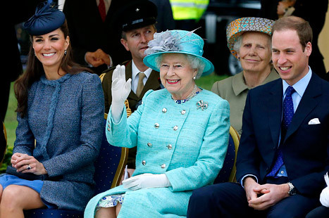Кралица Елизабет иска от Кейт да се облича по-благопристойно и да носи наследствените бижута