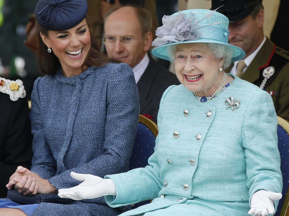 Кейт следва кралската традиция и избира британските марки дрехи