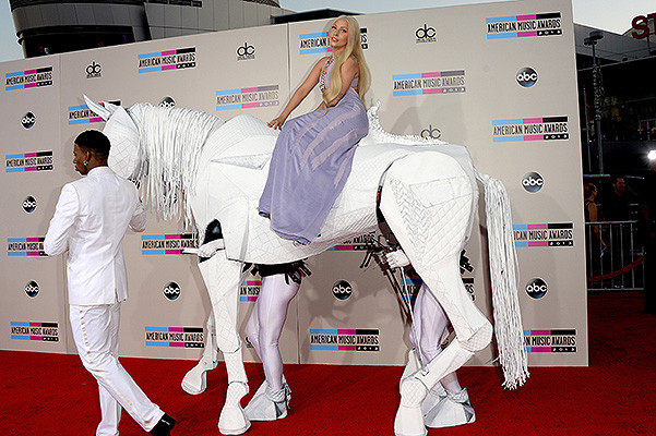 Лейди Гага яхна бял кон, за да премине тържествено по червения килим