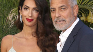 Амал Клуни отвя звездите с блестяща рокля на червения килим (Вижте я на фестивала във Венеция – Снимки)