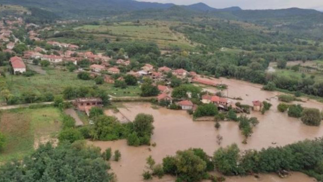 Десетки политици се извървяха един през друг в наводнените села