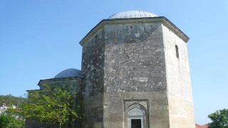 Текето Ак Язълъ Баба – свещеното място, на което се покланят мюсюлмани и християни