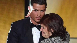 Кристиано Роналдо – 5 „Златни топки“, 5 Шампионски лиги, милиарди в банката, а все още майка му му пере гащите!