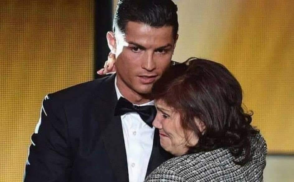Кристиано Роналдо – 5 „Златни топки“, 5 Шампионски лиги, милиарди в банката, а все още майка му му пере гащите!