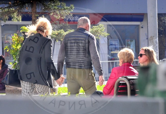 Бомба: Мъжът на Аня Пенчева спипан да се прегръща насред улицата с...! (ето коя е красавицата - ПАПАРАШКИ СНИМКИ)