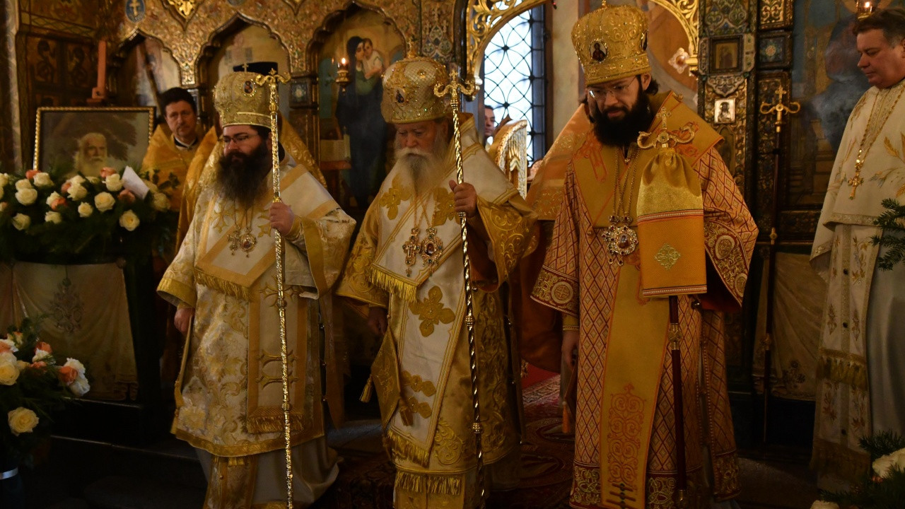 „Любимият син“ на патриарх Кирил се разходи из София - Снимка 2