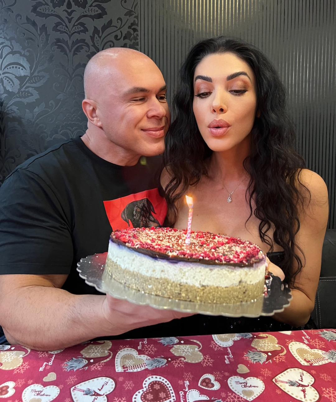 Биляна Йотовска и мъжът й изпотиха гостите на партито за рождения й ден! (виж как я награби - МНОГО СНИМКИ)