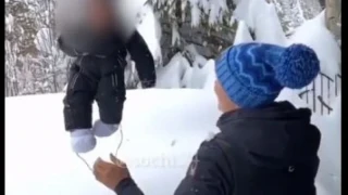 Безумно: Майка хвърли бебето си в купчина сняг (ВИДЕО)