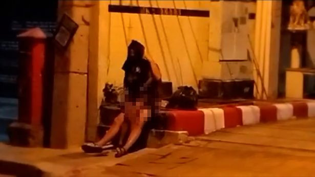 Потрес: Заснеха пиян да прави секс на тротоара (СНИМКИ 18+) - Снимка 3