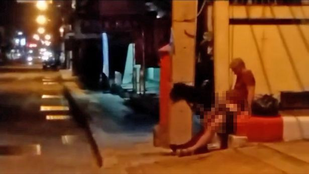 Потрес: Заснеха пиян да прави секс на тротоара (СНИМКИ 18+)