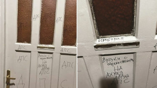 Скандално: Морфов надраска с маркер врати в Народния театър
