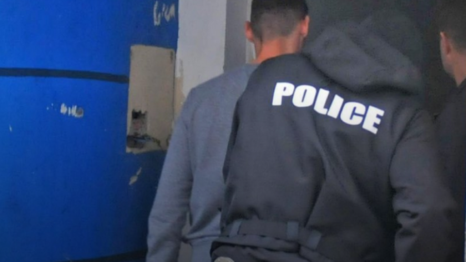 Срам за МВР! Вместо да гони наркодилърите, столичен полицай продава дрога директно от колата си