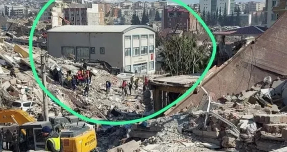 Скандална СНИМКА от Турция: Всичко се срина, а тази сграда е непокътната. На кого е тя?!
