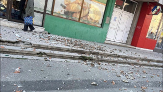 Пукнатини по сградите и паднали тухли след силното земетресение в Румъния (видео)