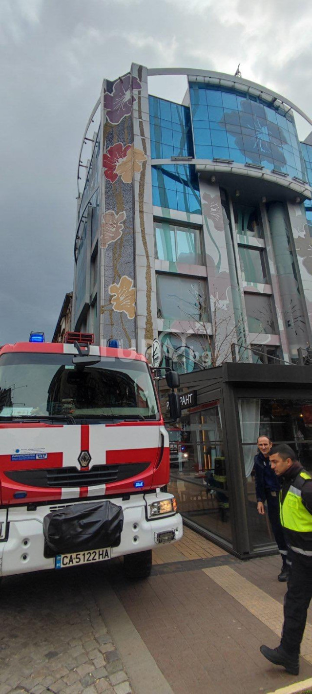 Пожар захапа хотела на Брендо (СНИМКИ)