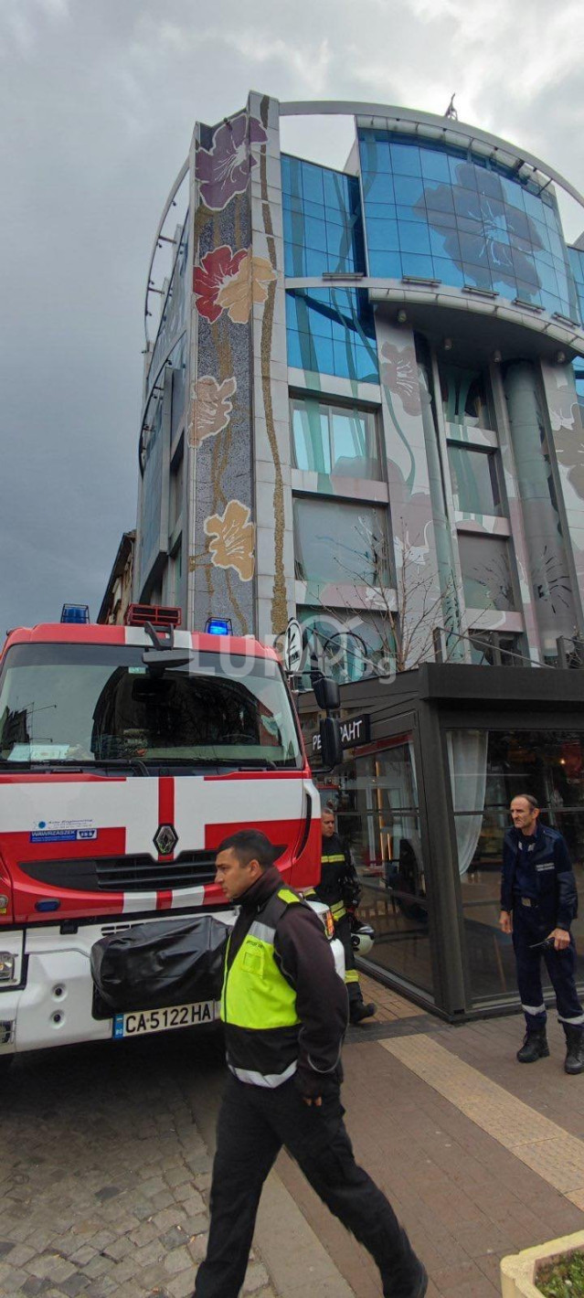 Пожар захапа хотела на Брендо (СНИМКИ)