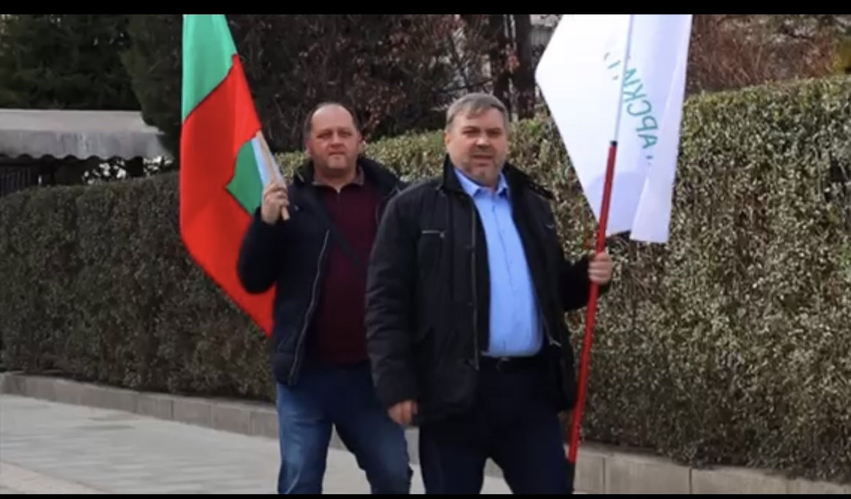 Бивш депутат на Слави го вкара през задния вход в парламента с кампанията “Не подкрепям никого”