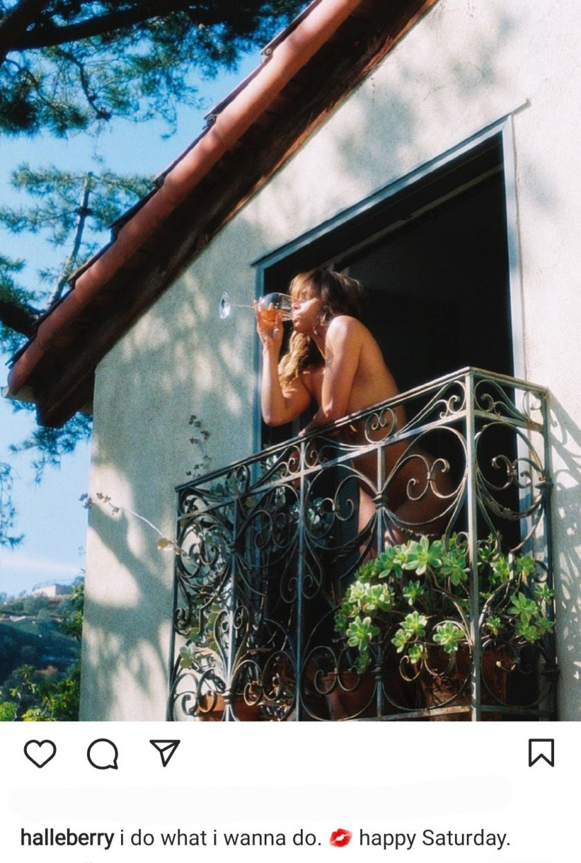 Хали Бери пие вино гола на балкона си