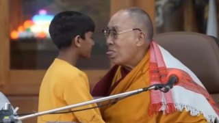 Далай Лама поиска от малко момче да му смуче езика