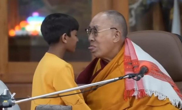 Далай Лама поиска от малко момче да му смуче езика