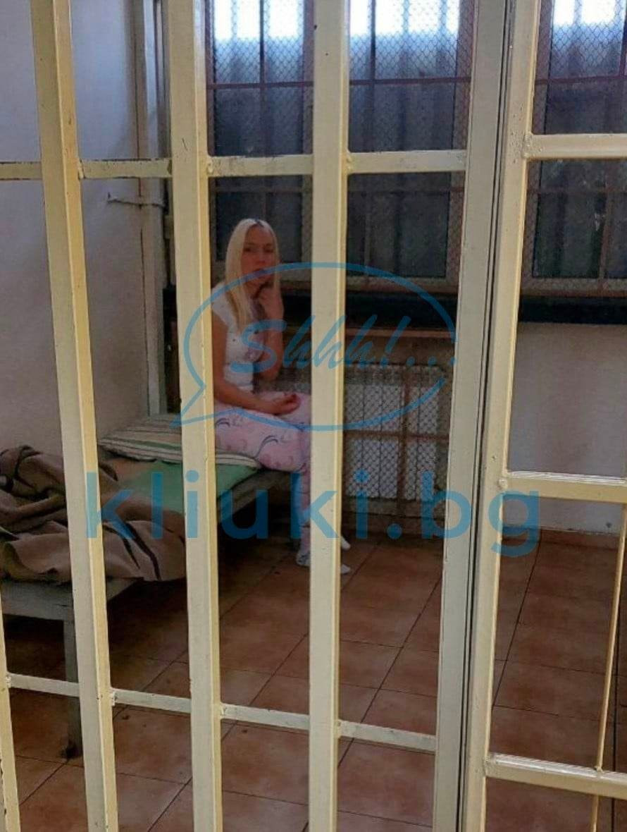 Уникални СНИМКИ на Емили Тротинетката в ареста! Без храна и вода, с две крадли ромки