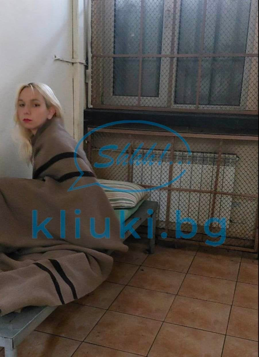 Уникални СНИМКИ на Емили Тротинетката в ареста! Без храна и вода, с две крадли ромки - Снимка 2