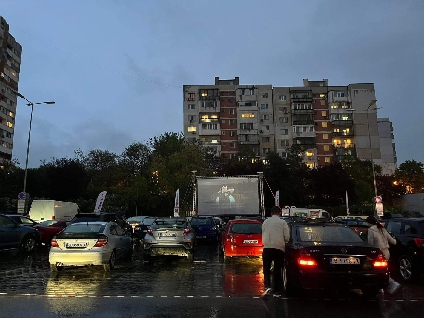 Нови 60 прожекции на съвременни български филми на паркингите на Kaufland в 14 града до средата на юни - Снимка 3