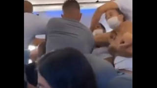 Жени се млатиха жестоко в самолет, някои лъснаха топлес ВИДЕО 18+