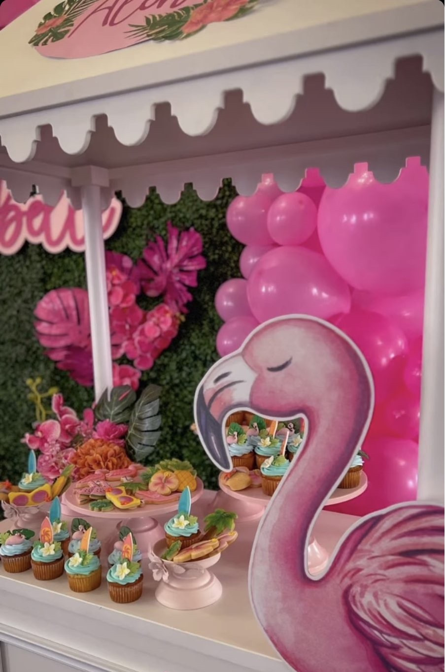 Шампионката по езда Анабел Стайкова отпразнува рожден ден с розово хавайско парти