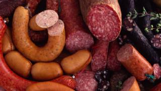 Колбасите и кренвиршите в търговската верига са истинска отрова