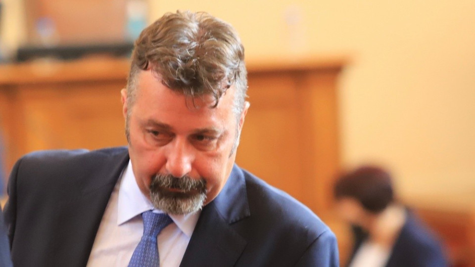 Филип Станев вече не ходи в парламента със скъсани дънки