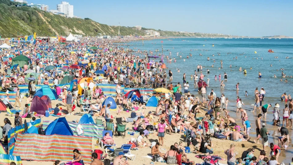 Това е британският Слънчев бряг - с нудистки плажове, евтина пиячка и диви оргии - Снимка 5