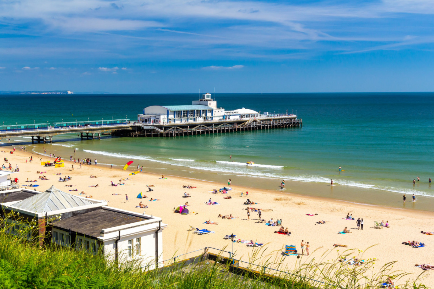 Това е британският Слънчев бряг - с нудистки плажове, евтина пиячка и диви оргии - Снимка 4
