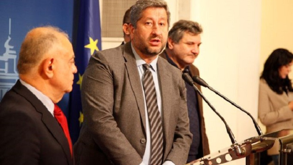 „Демократична България“ си отива, искат главата на Христо Иванов