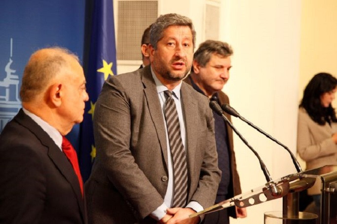 „Демократична България“ си отива, искат главата на Христо Иванов
