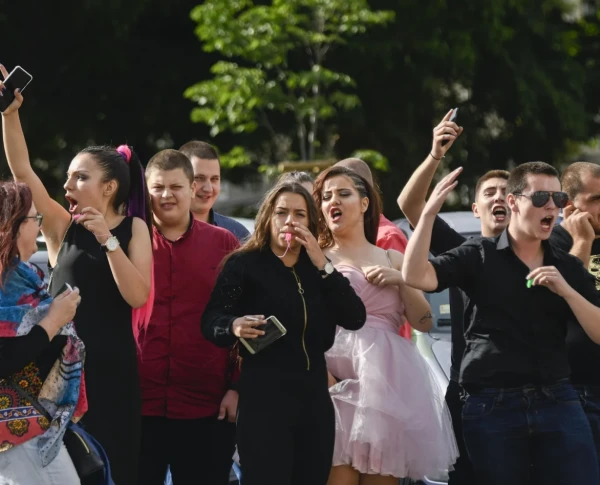 Благоевградчанка дефилира на бала си с бебе на ръце, а 18 г. по-късно... СНИМКИ Благоевградчанка дефилира на бала си с бебе на ръце, а 18 г. по-късно... СНИМКИ