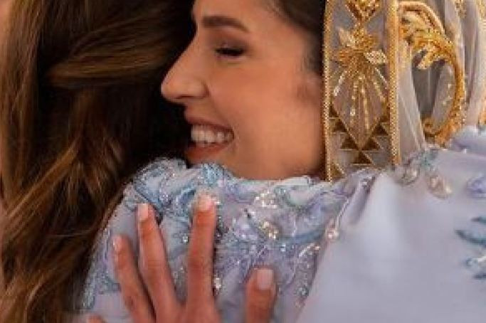 Йорданската кралица Рания отвя булката на сватбеното тържество на сина си (Свекървата по-красива от снахата – Снимки)