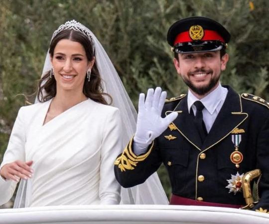 Йорданската кралица Рания отвя булката на сватбеното тържество на сина си (Свекървата по-красива от снахата – Снимки)