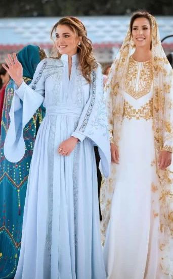 Йорданската кралица Рания отвя булката на сватбеното тържество на сина си (Свекървата по-красива от снахата – Снимки) - Снимка 3