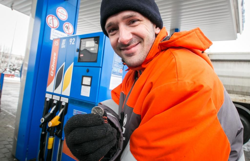 Експерт: За нищо на света не използвайте услугите на бензинджиите, зареждайте сами - Снимка 2