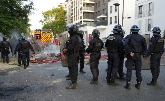 Война в Париж! Полицията стреля, протестиращи издигат барикади, палят всичко по пътя си и превземат нови квартали ВИДЕО - Снимка 3