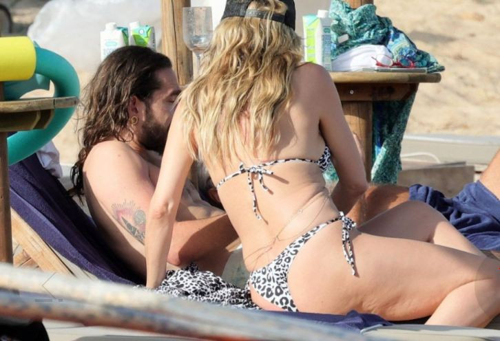 Перфектна, ама друг път: Хайди Клум показа целулит на плажа (50-годишната моделка и мъжа й си раздават ласки – Снимки)