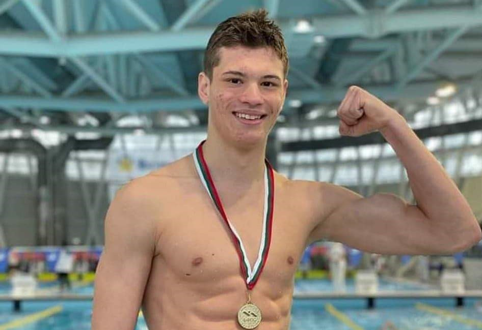 Национална гордост! Алекс Стойнов стана трикратен републикански шампион по плуване